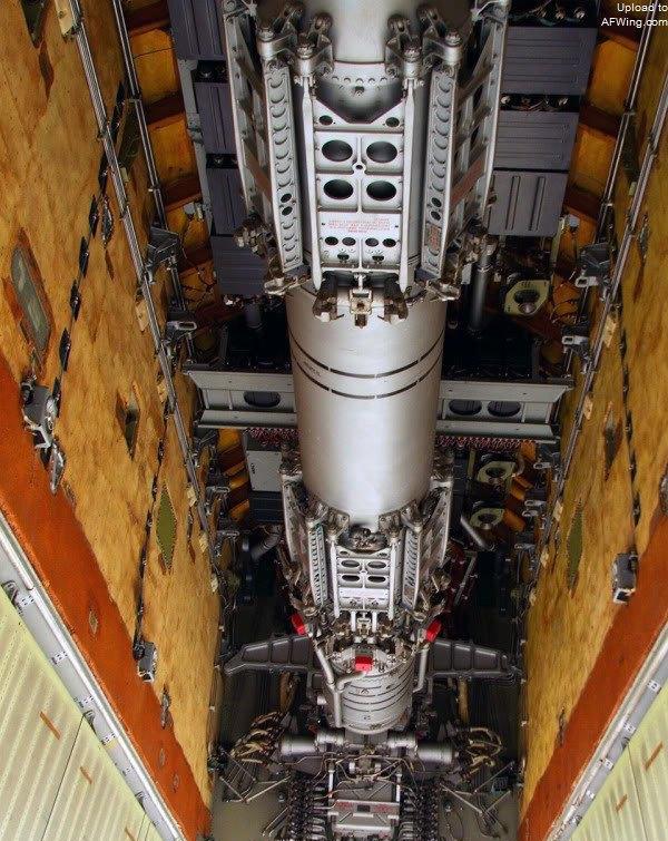 硕大的弹仓旋转挂架,可以挂载6发巨大的核弹头巡航导弹,射程3000公里