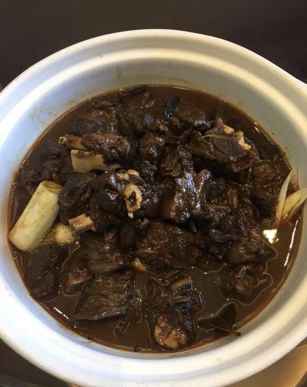 不是所有的农村人都穷,吃的可能比你好十倍,一顿就800多