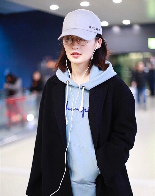 李沁推使劲行李变可爱表情包戴棒球帽边走边听歌