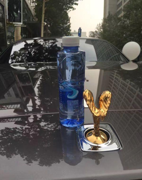 私家车车顶放瓶水,据说可以约到美女,有人亲自测试