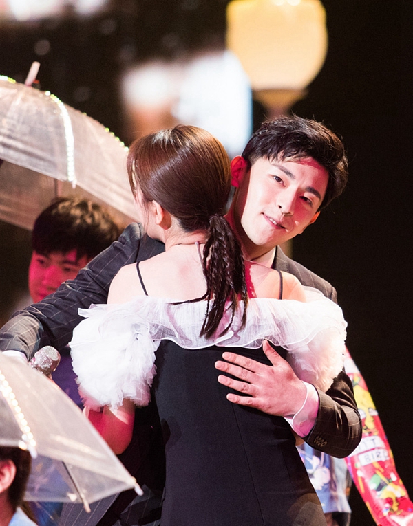 乔欣出席活动,黑白吊带长裙美翻天,网友:和邓伦配一脸!