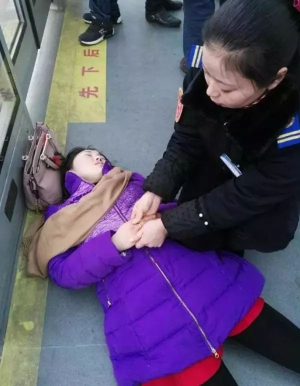 墟沟brt购物中心站台一女子突然倒地抽搐,关键时刻