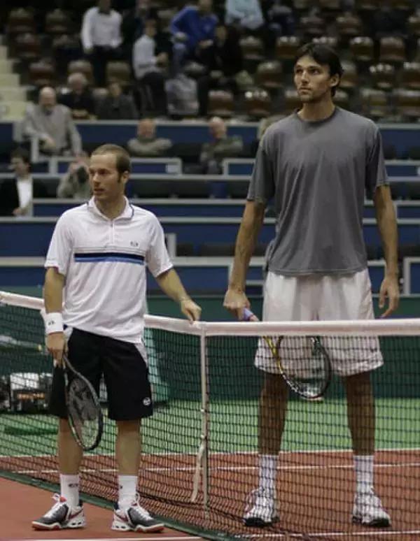 想打网球?身高不是问题