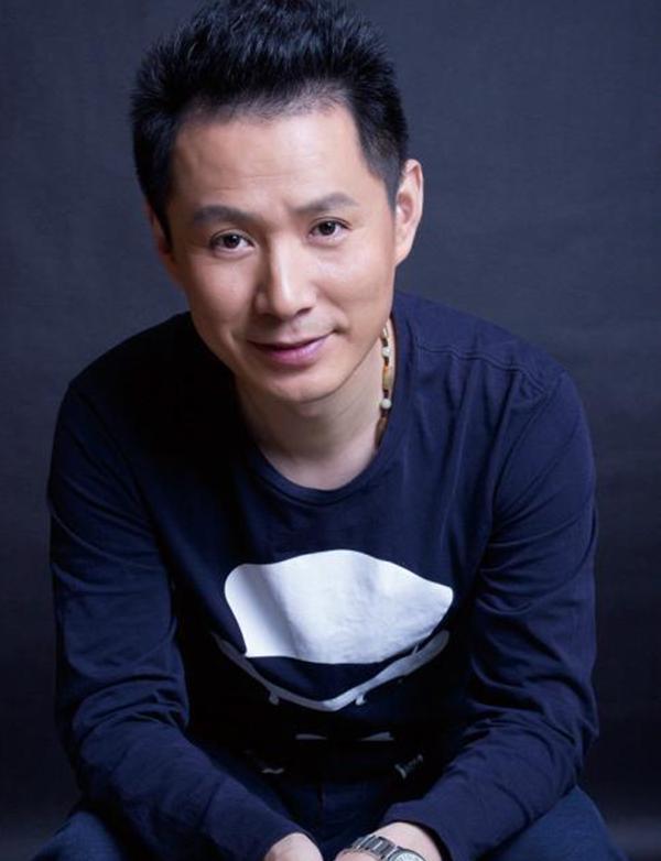 父母爱情中最大牌配角,副师级国家一级演员,与小11岁妻子特幸福