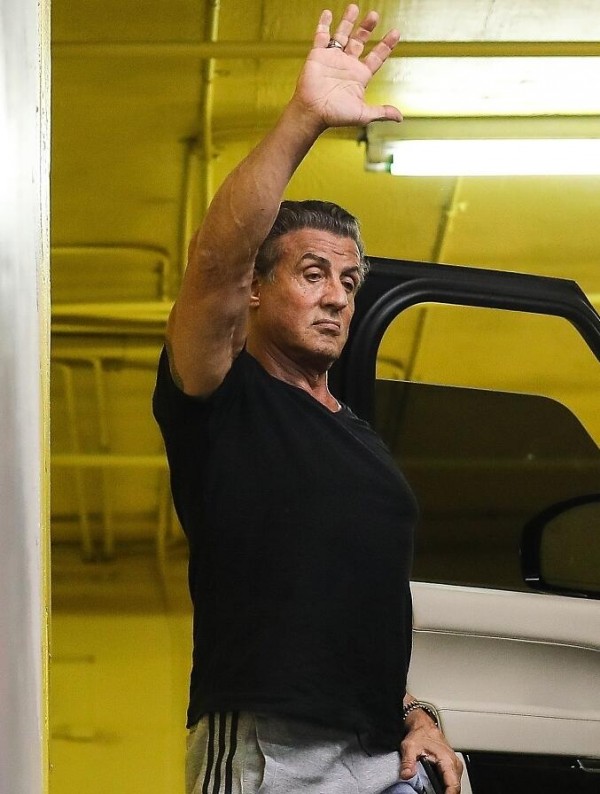 71岁史泰龙肌肉线条依旧健美 现身车库挥手似大哥大