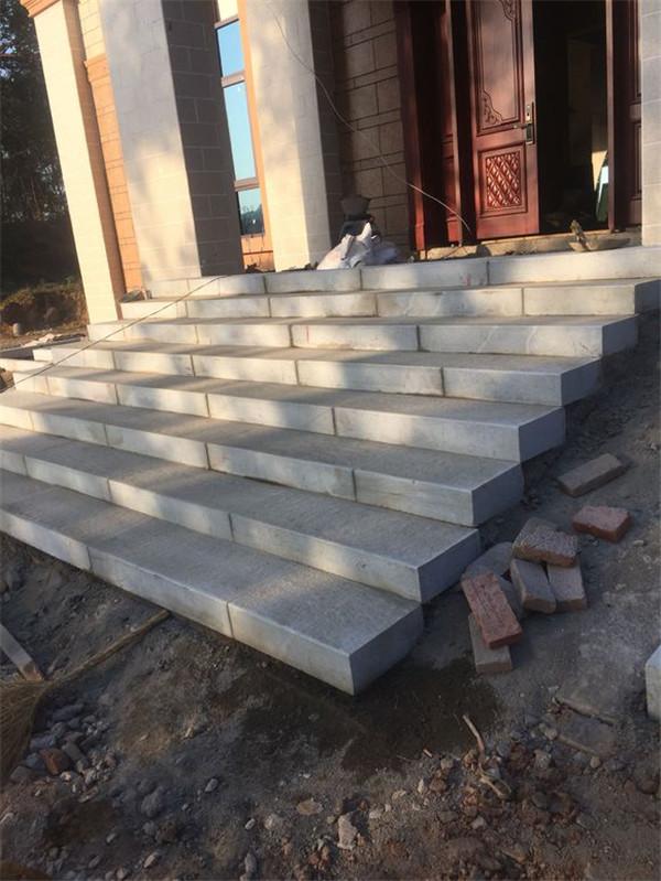 我家56万新建的小别墅, 屋檐的这个氛围灯一到晚上村民都来参观