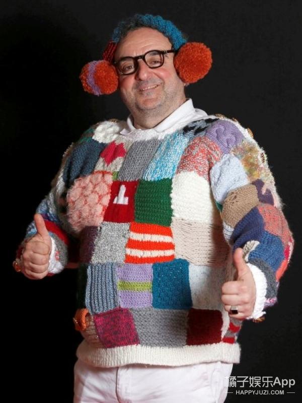 衣服上颜色交错的布丁似乎在像评委们述说老子就是那万家灯火一般璀璨