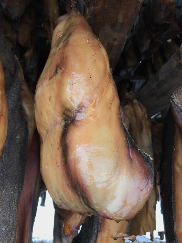 这种肉一般人吃不起, 而吃过的人都说有一股尿骚味, 用白酒泡着吃