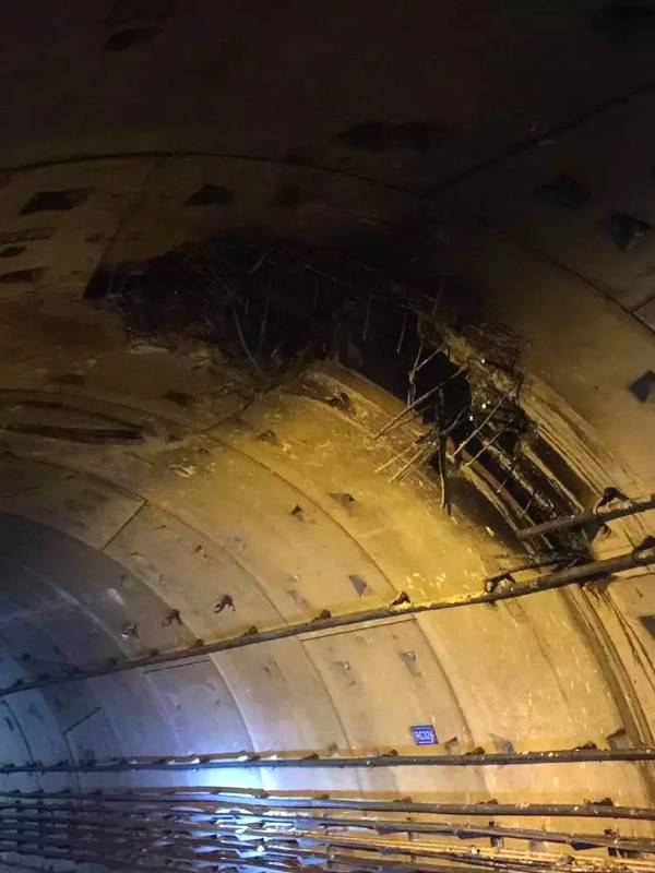 火车撞隧道的污图图片