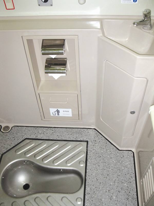 火车旅行中,尴尬的蹲坑里那些排泄物都去哪儿了