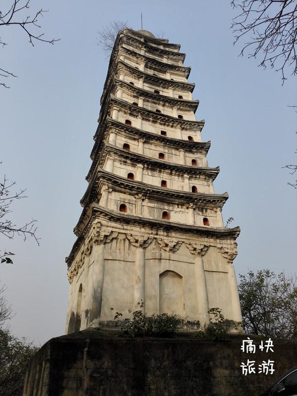 荣县镇南塔俗称白塔,巍然屹立于城南500米的龙头山巅.