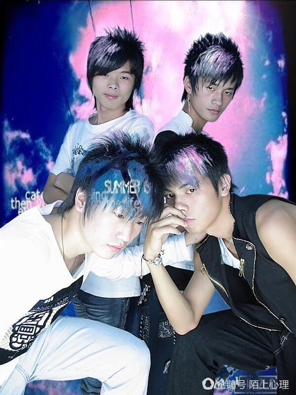 当年的非主流和杀马特也都长大了,不再留那种发型,也没有谁想忘了爱