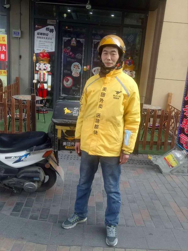 美团外卖小哥伸出援手,救醒餐厅昏迷员工,让社会充满正能量