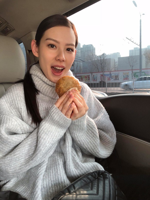 王诗安发行专辑后宣传忙不停 像"神"一样看待老板方大同