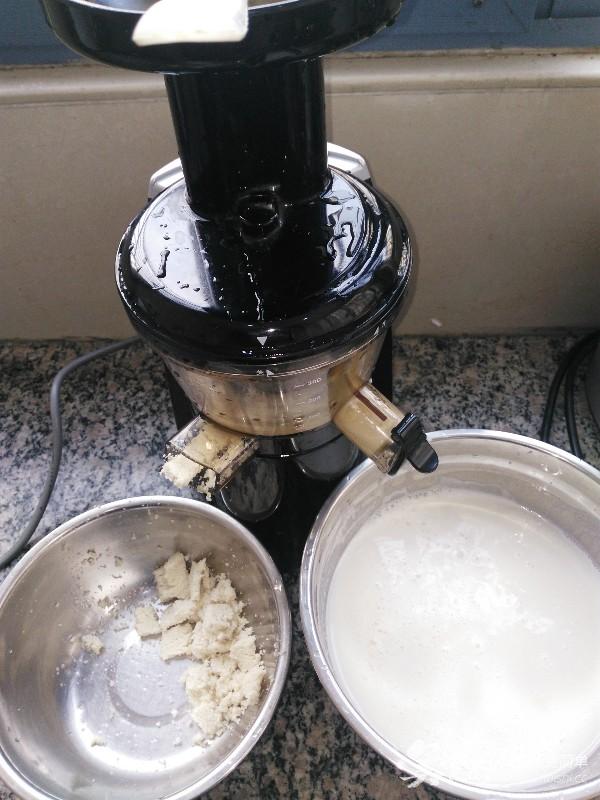 用原汁机榨豆浆,自己也可以做豆腐脑