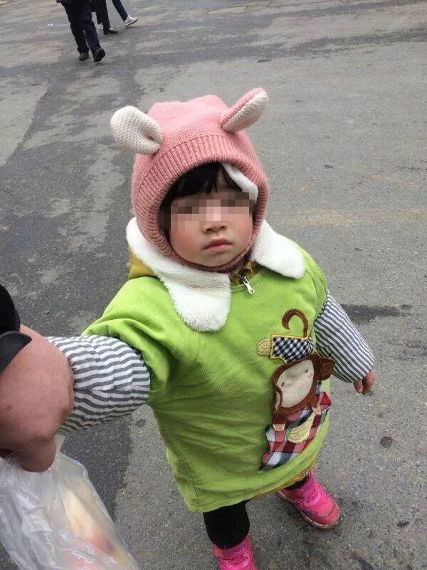 荣城北苑小区里,物业公司的工作人员张琦说起了捡到小女孩的来龙去脉