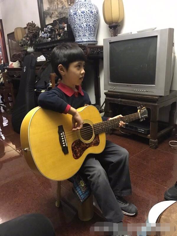 "摇滚歌王"郑钧全家近照,妻子登上"时代周刊",大女儿好美