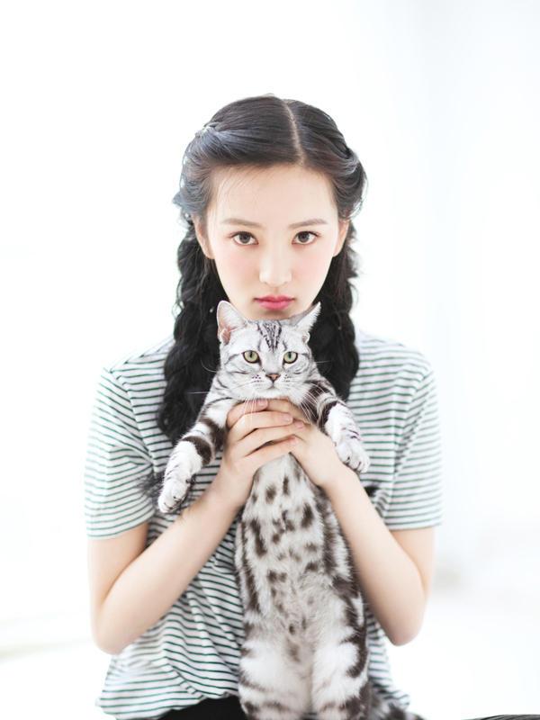 再比如武大校花黄灿灿~结果南笙在上了《天天向上》之后,之前古典清纯