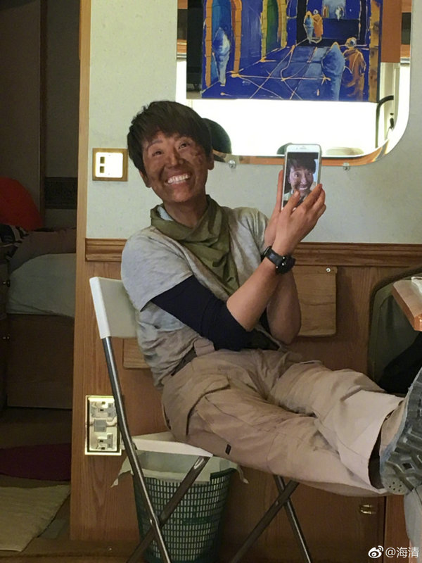 海清晒"黑脸白牙"搞笑自拍引调侃