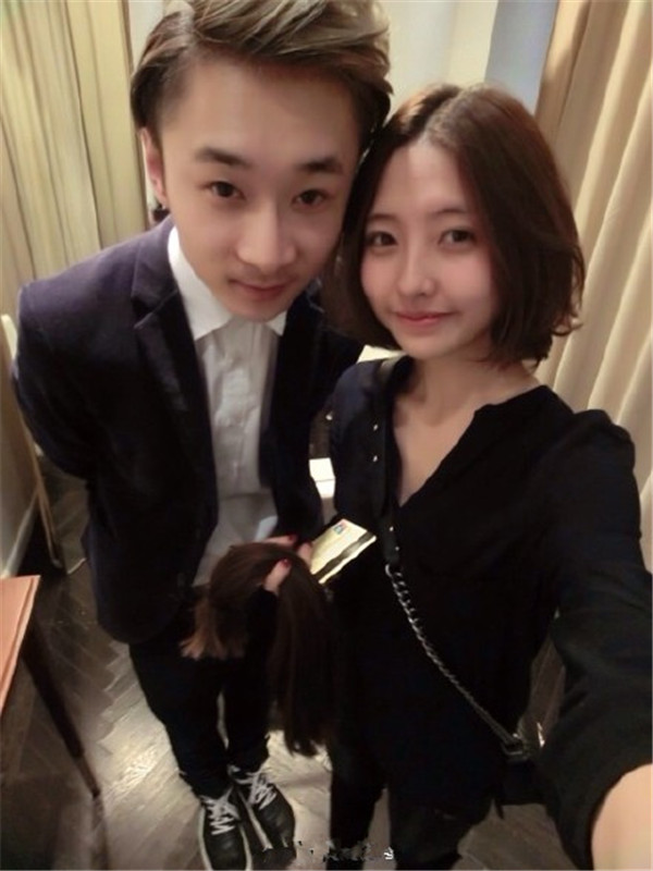 最开始红是因为微博,微博名叫豆得儿.先来一张前男友的亲密照