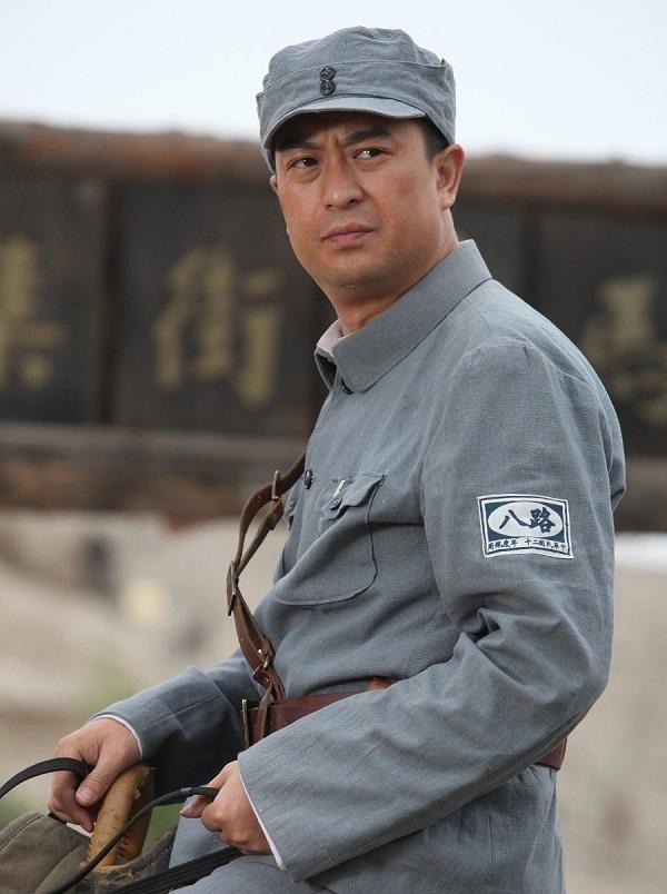 毕业4年没戏演,39岁一角成名,妻子是多料影后,至今恩爱如初