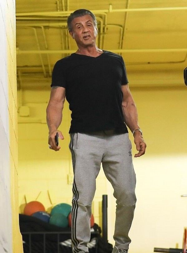 71岁史泰龙肌肉线条依旧健美 现身车库挥手似大哥大