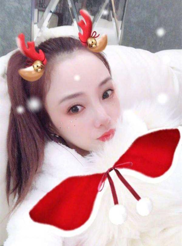 这里面的故事是:李小璐圣诞期间就有cos圣诞鹿,而现在两人夜宿基本