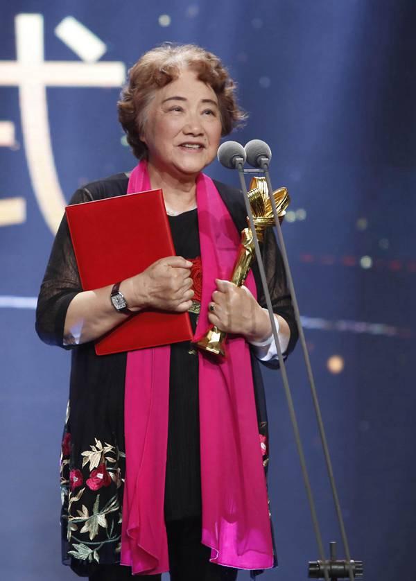 祝希娟因演《红色娘子军》吴琼花获得首届大众电影百花奖最佳女演员】