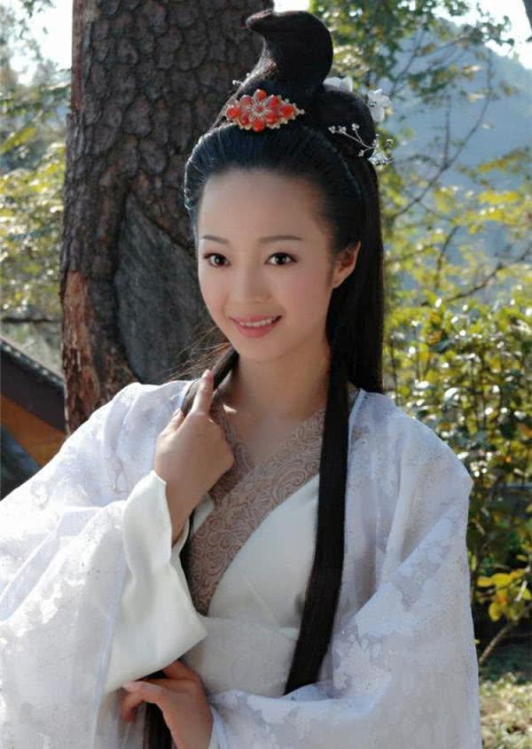 2009年饰演《宝莲灯前传》中的东海四公主敖听心,扮相十分可爱