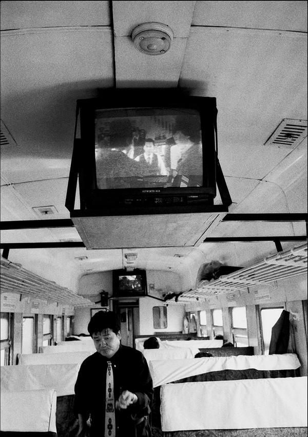 摄影记录丨90年代火车上的中国人生活百态