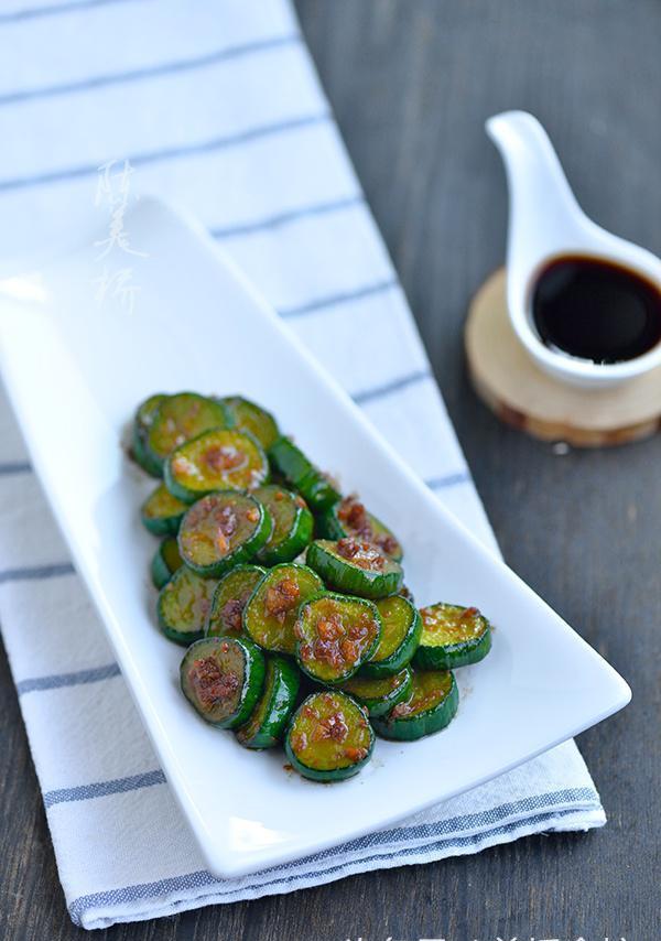 其实我个人还是挺喜欢吃黄瓜的,除了拍黄瓜,偶尔会换点花样.