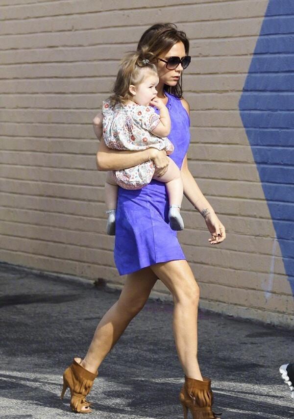 维多利亚·贝克汉姆 贝嫂,厉害了!穿高跟鞋抱小七还能凹造型