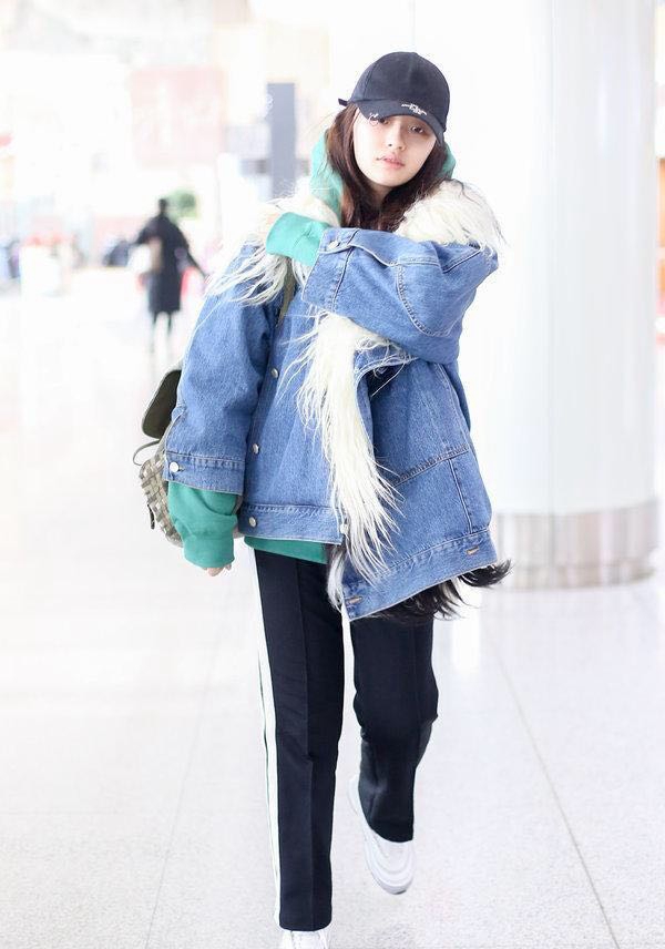 21岁林允现身机场牛仔衣搭配运动裤穿成五五身网友尴尬了