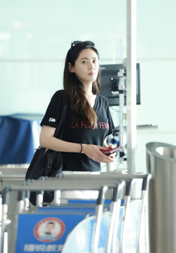 近日,38岁秋瓷炫现身机场,皮肤白皙似18岁少女!女神范十足