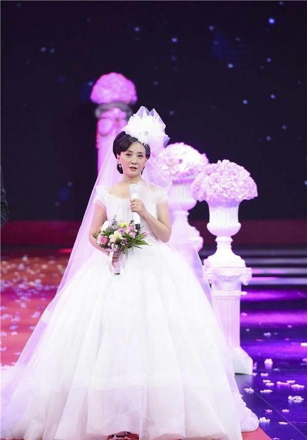 为继子享有爱不生孕,60岁邓婕终光明正大为张国立穿婚纱