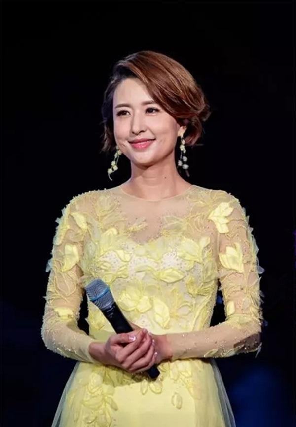 38岁央视主持人张蕾近照,被誉为周涛的接班人,嫁大20岁富商老公