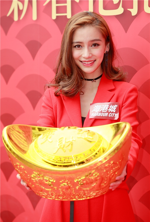 杨颖红衣现身活动抱金元宝送喜气获两大"财神"护驾