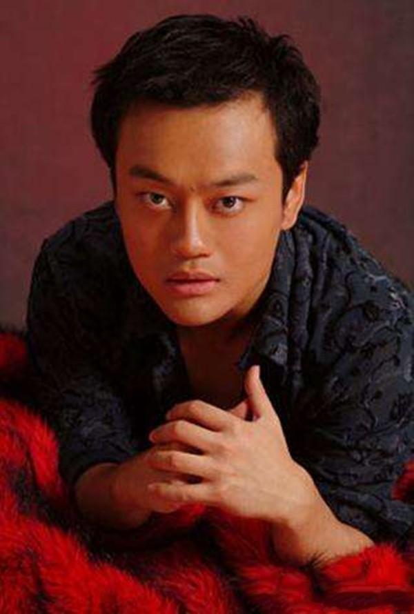 出道多年不红,曾参演《倚天屠龙记》,《风筝》中最信任柳云龙