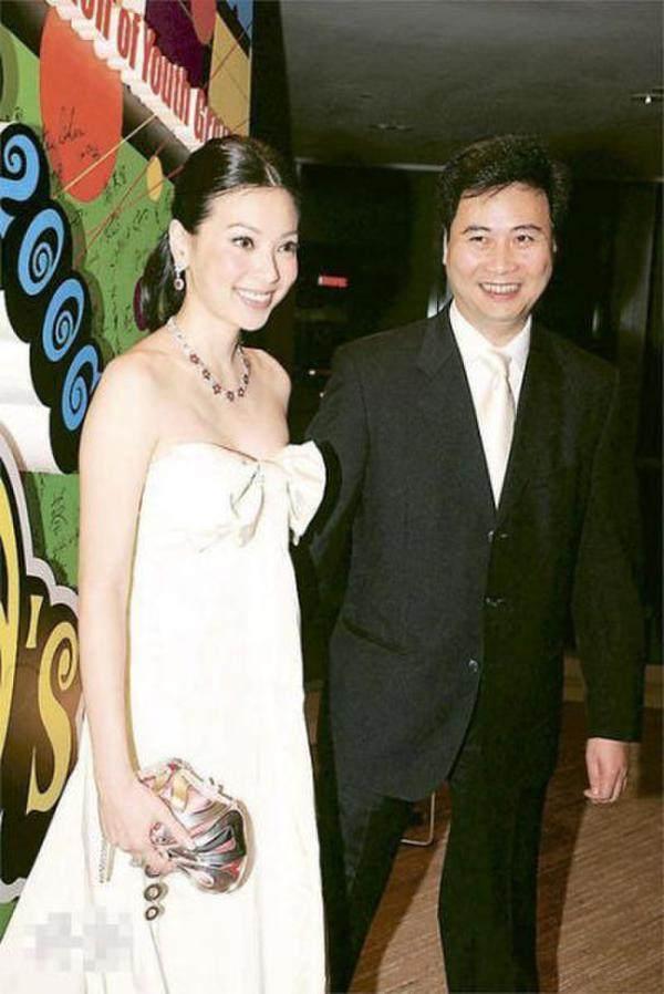 tvb刚捧红她,携六只爱犬嫁大11岁百亿豪门,再恋小10岁豪门