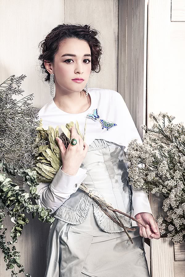 她是中法混血儿,本可以当花瓶却用实力证明自己玩起时尚穿搭前卫