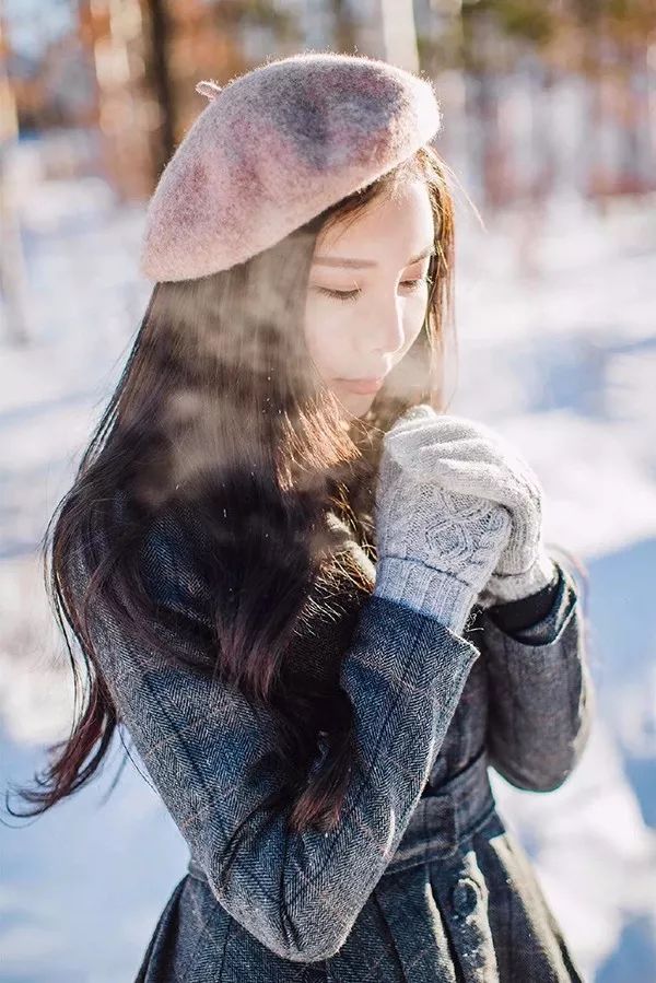 下雪的冬季,这10个pose拍出雪地小仙女
