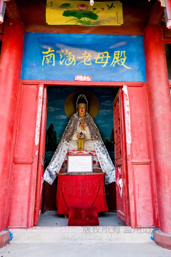 在林峰村南的山头上遇到了这个南海老母殿