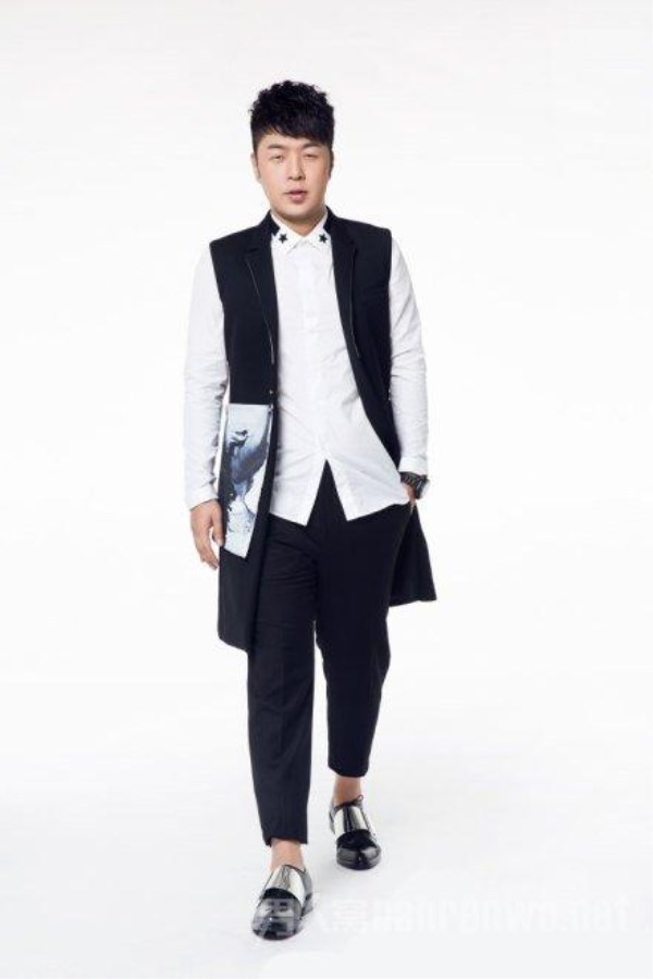 来对比一下杜海涛和小四的私服.