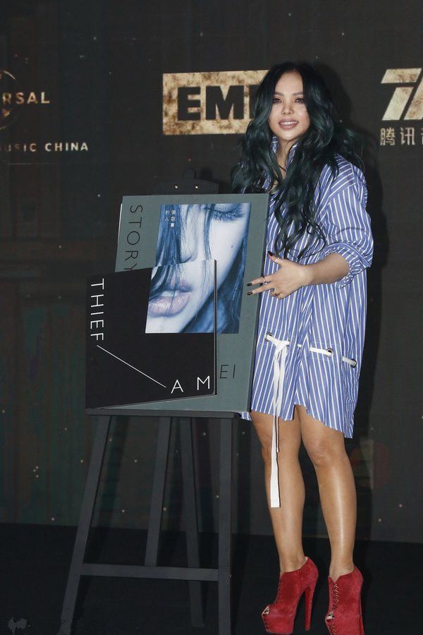 张惠妹瘦了真敢穿!衬衫直接开到大腿根,网友:还敢再短点吗?