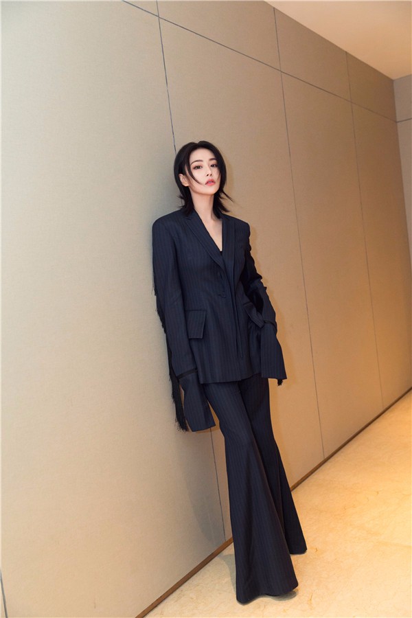 张馨予一身西装帅气十足 斩获年度风尚飞跃女演员