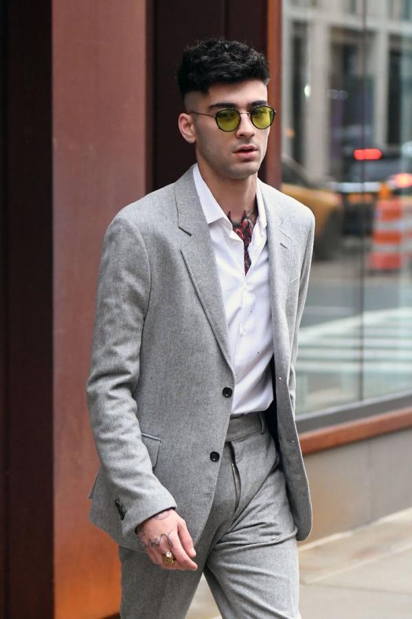 泽恩马利克穿上整套灰色西装,叛逆坏男孩的街头风格!