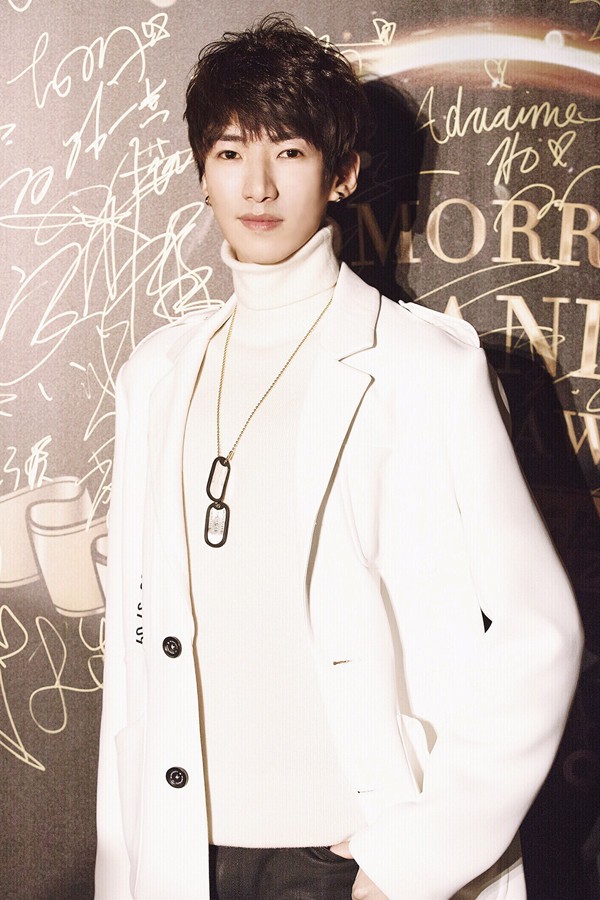 孙一杰受邀时尚大赏 红毯首秀潮范十足