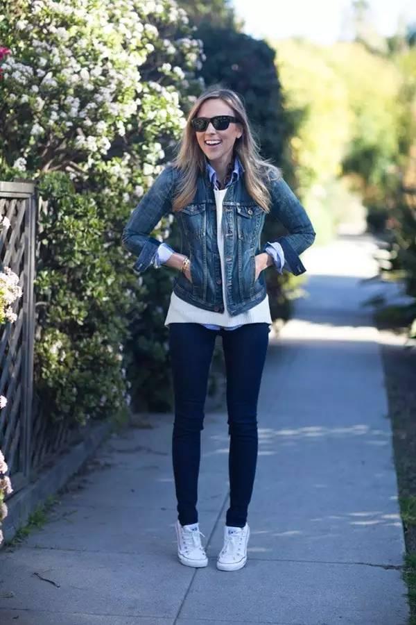 时尚宽松的衬衫搭配运动鞋时看起来优雅完美