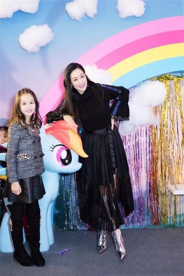 小女儿考拉,身高长了不少,一件灰色翻领上衣,看起来十分暖和,穿起来