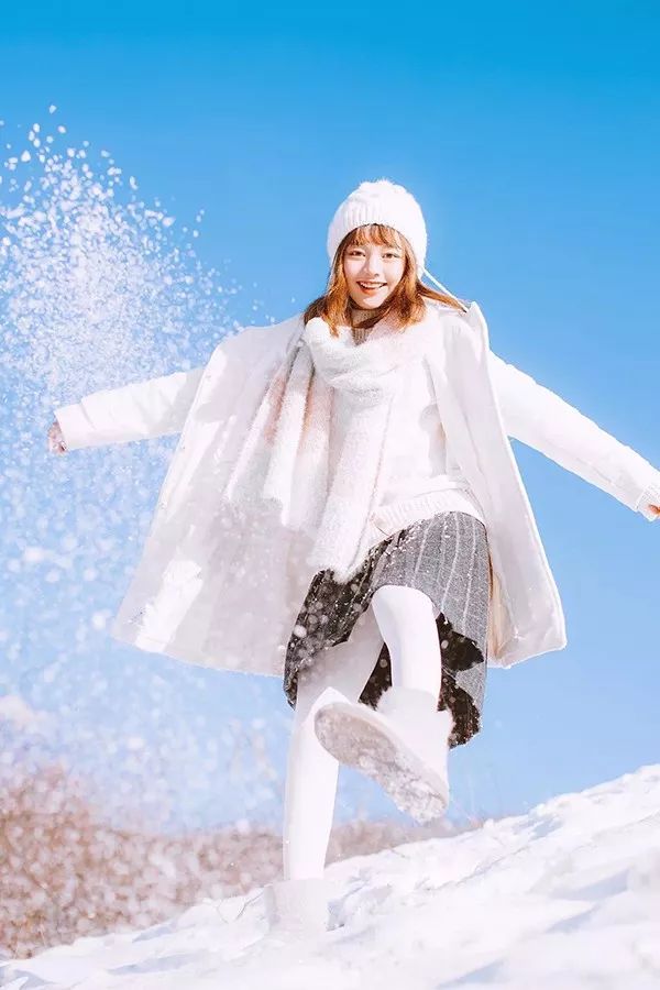 下雪的冬季,这10个pose拍出雪地小仙女